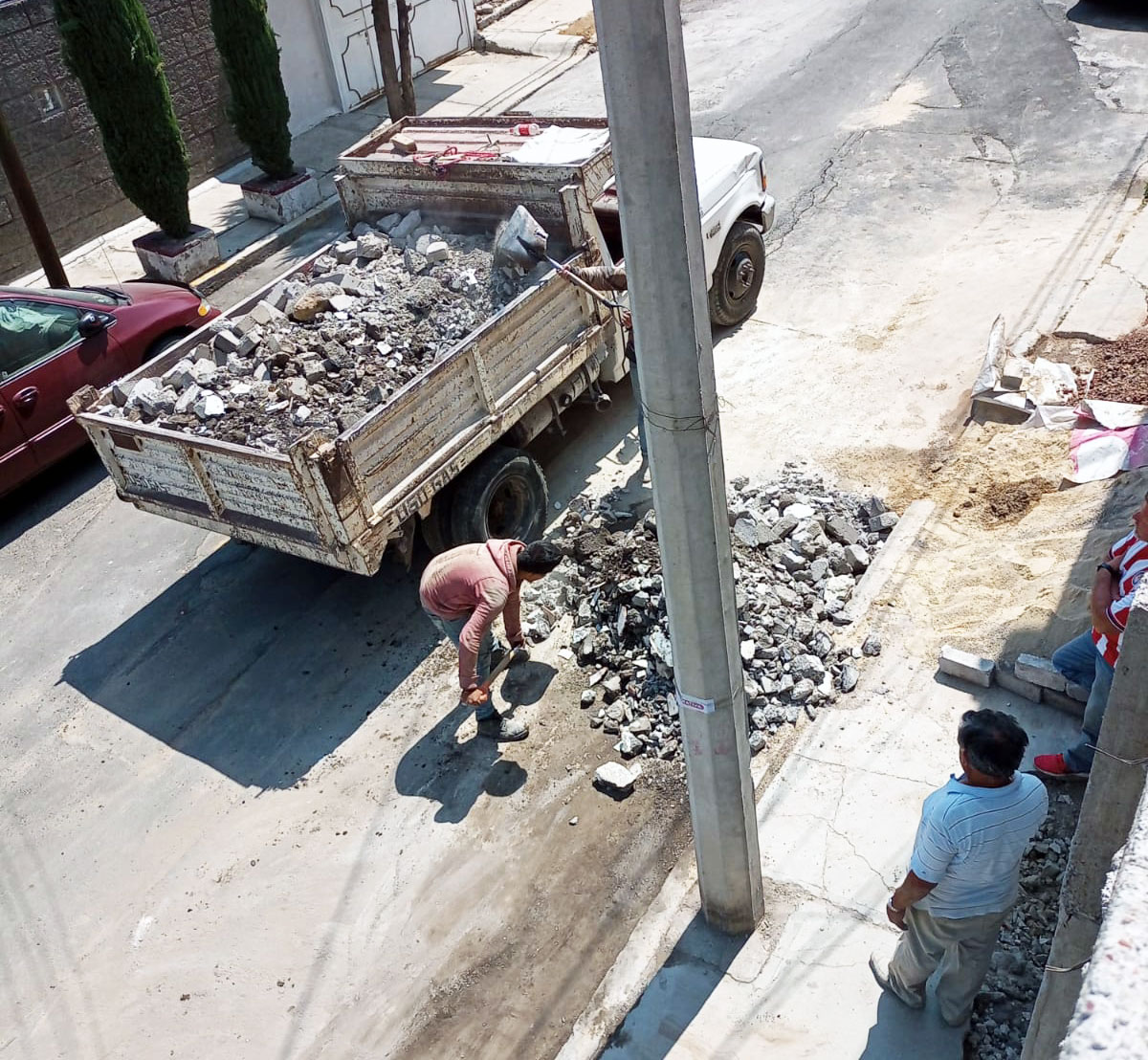 Fotografía de personas subiendo residuos de materiales para construcción a una camioneta