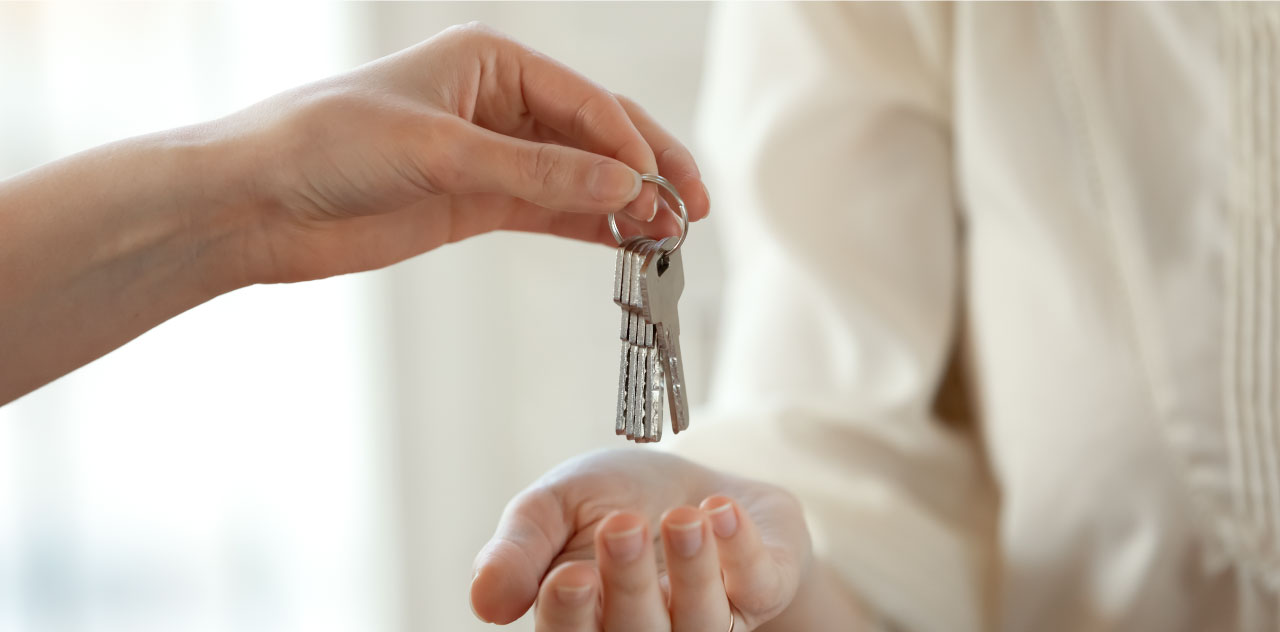 Fotografía de una persona entregando las llaves de un inmueble al momento de la renta