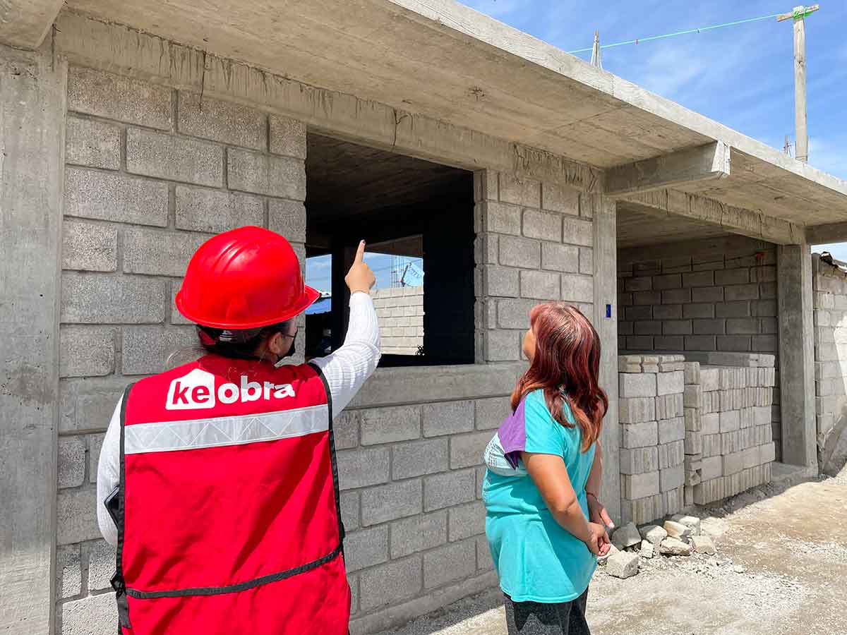 Foto de una arquitecta KeObra dando asesoría profesional a una mujer, sobre su construcción en obra negra