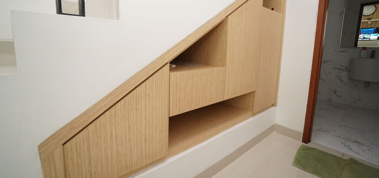 Foto de como aprovechar el espacio debajo de la escalera para hacer un mueble tipo alacena. 