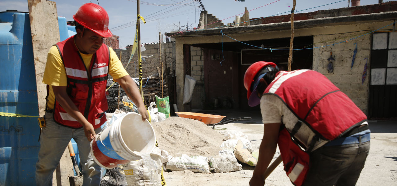 Foto de los albañiles trabajando en una construcción