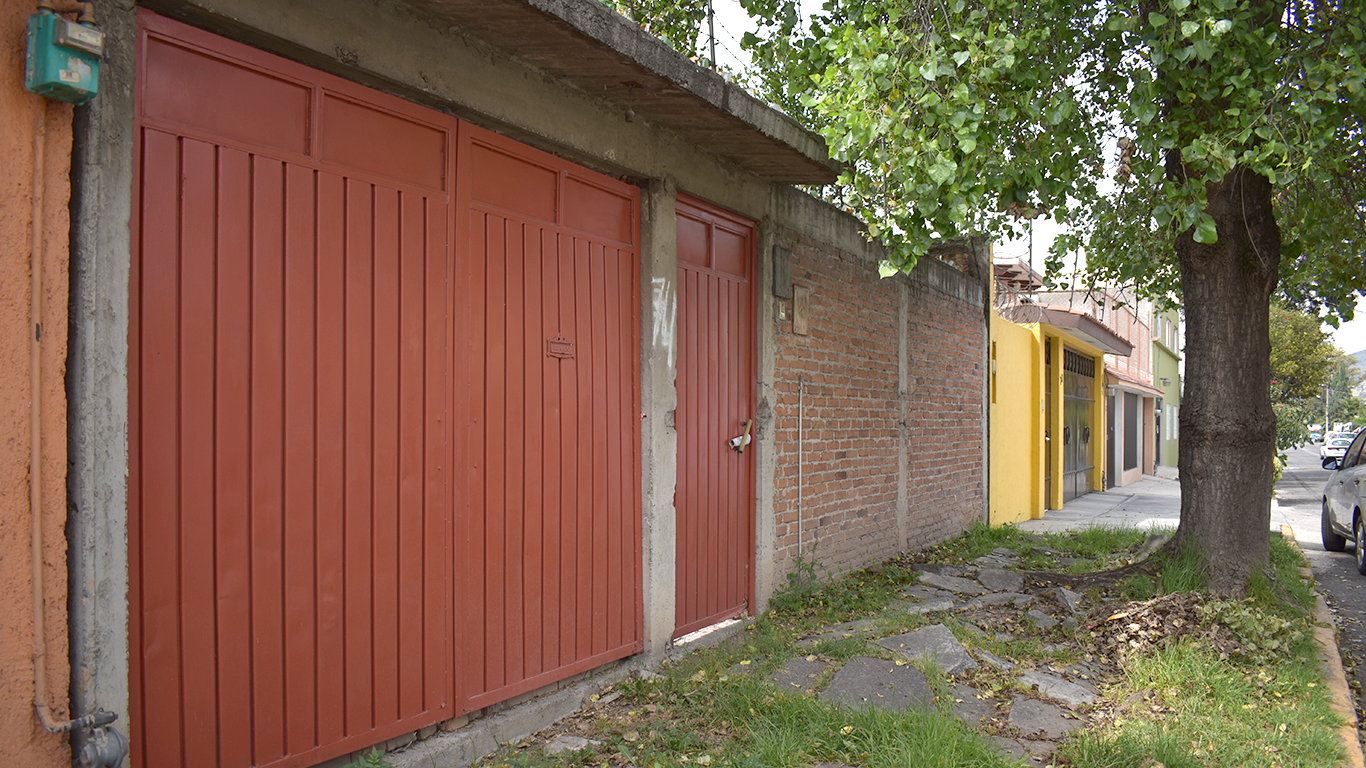 Fotografía de casas en una calle de Morelos