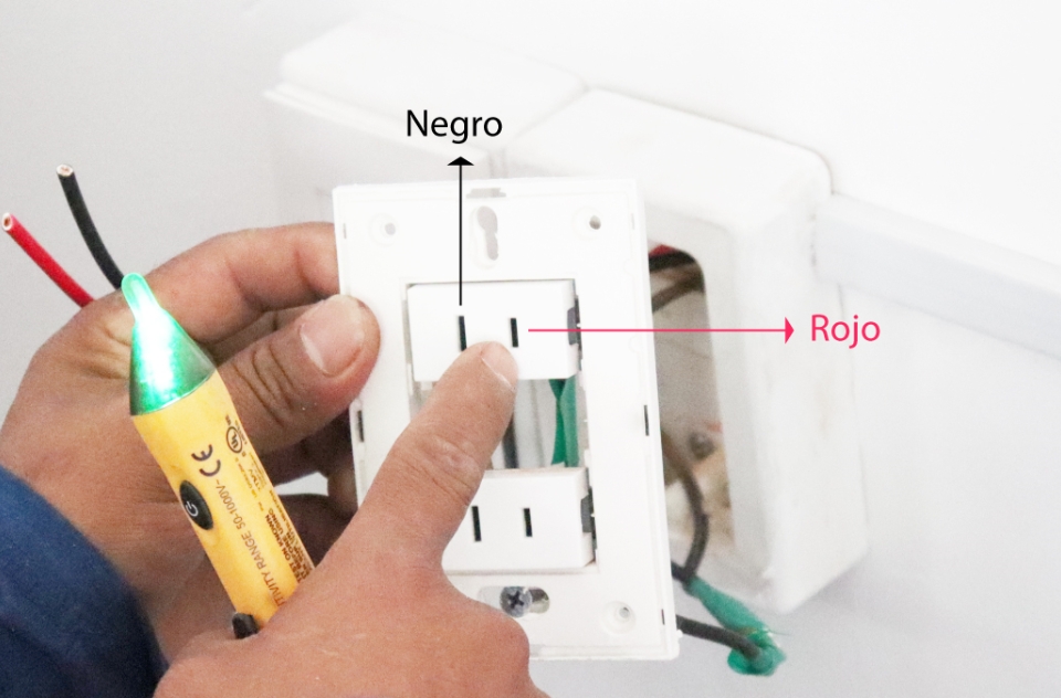 Paso 9.Una vez conectados los cables, fija la tapa del contacto nuevo con tornillos
