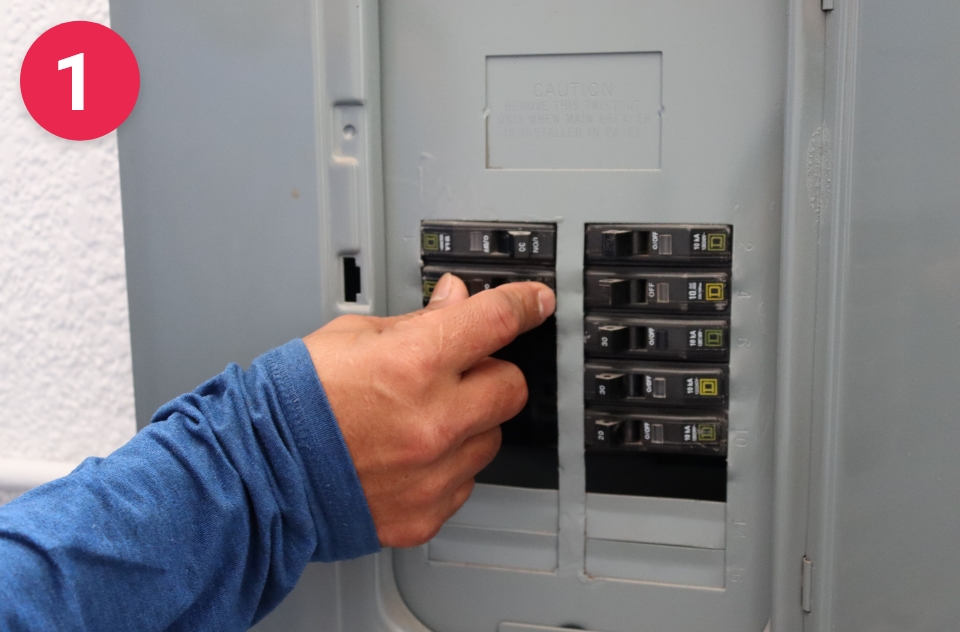 Paso 1. Baja el switch o interruptor de la corriente eléctrica y verifica que no haya electricidad