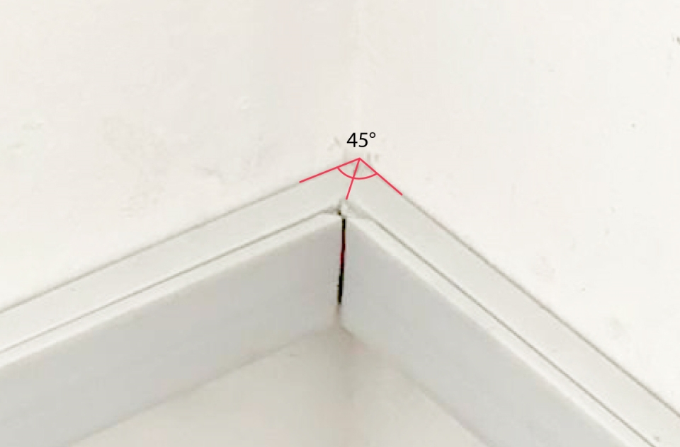Paso 6. A la nueva caja hazle una ranura al costado para que puedas pasar los cables y fija la base en el muro con pijas o tornillos