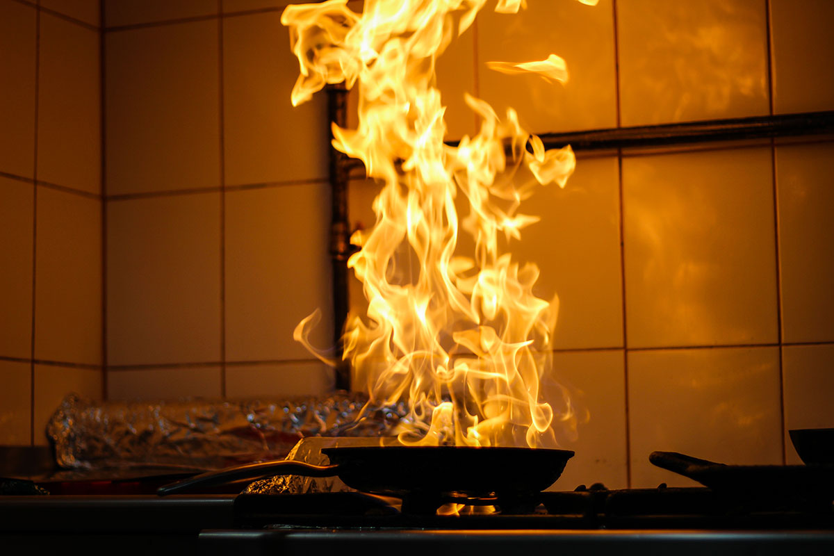 Fotografía de una estufa iniciando un incendio, evita accidentes en casa