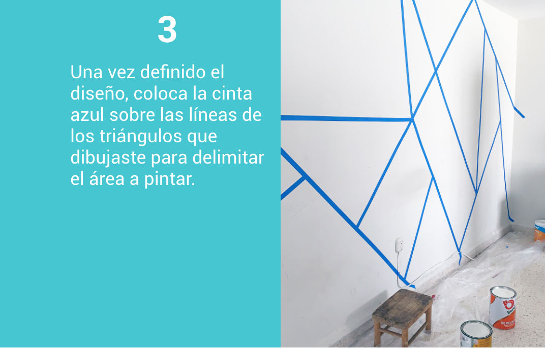 3. Una vez definido el diseño, coloca la cinta azul sobre las líneas de los triángulos que dibujaste para delimitar el área a pintar