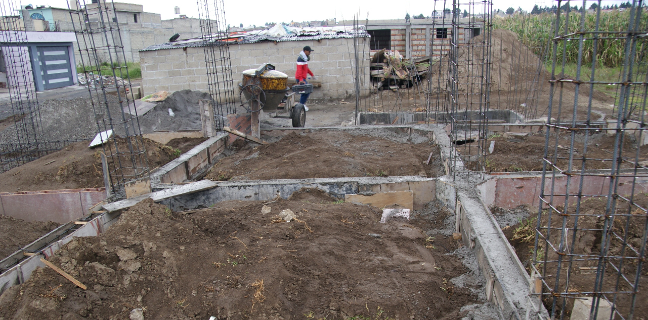 Fotografía de una construcción en etapa de cimentación