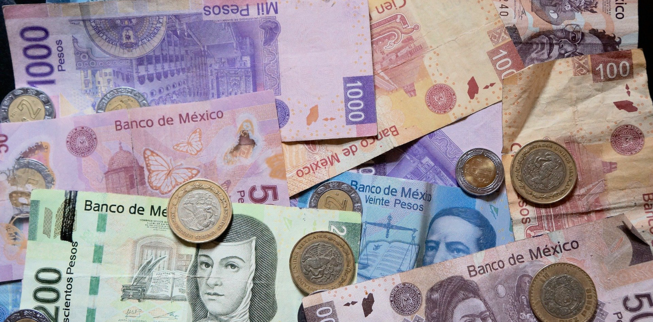 Fotografía ilustrativa de dinero mexicano