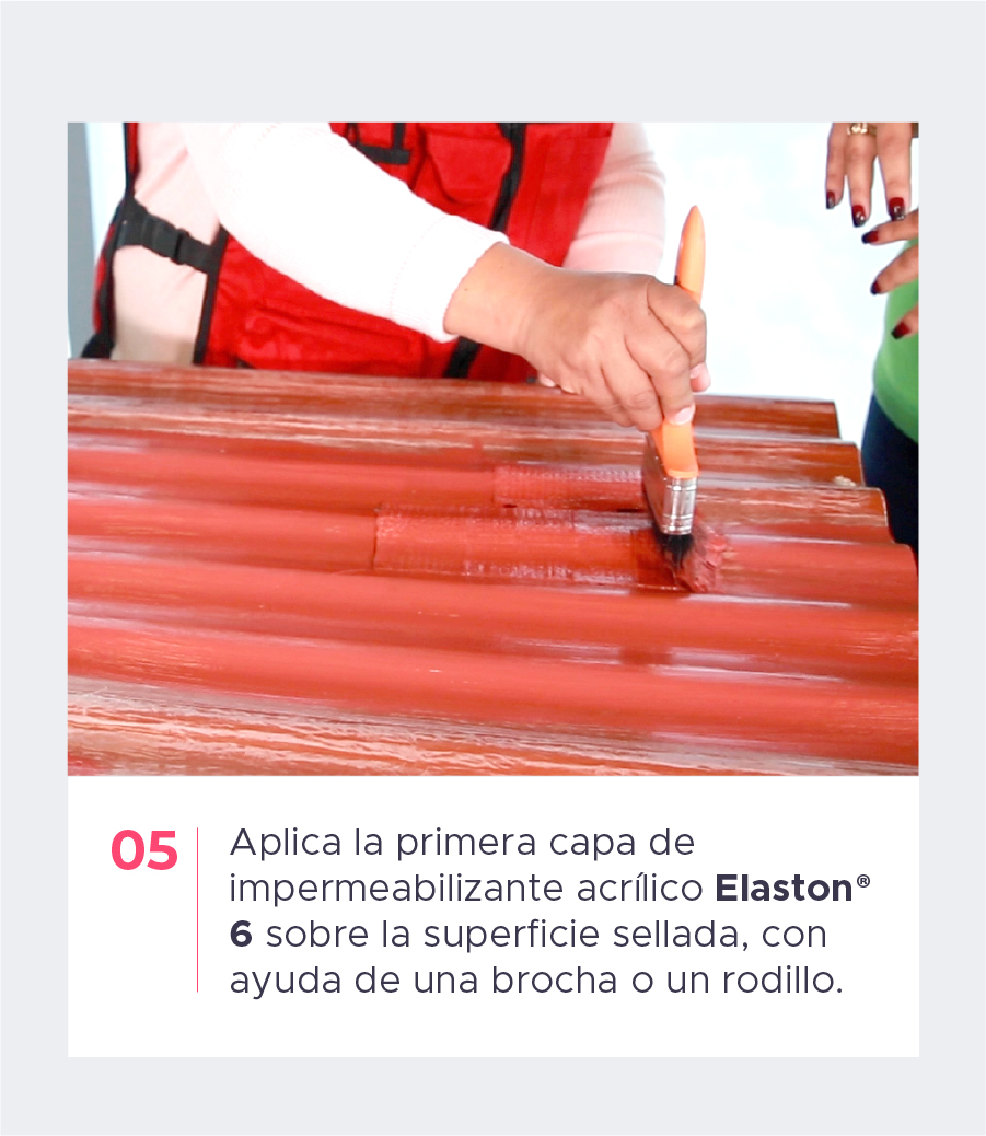 Aplica la primera capa de impermeabilizante acrílico Elaston® 6 sobre la superficie sellada, con ayuda de una brocha o un rodillo.