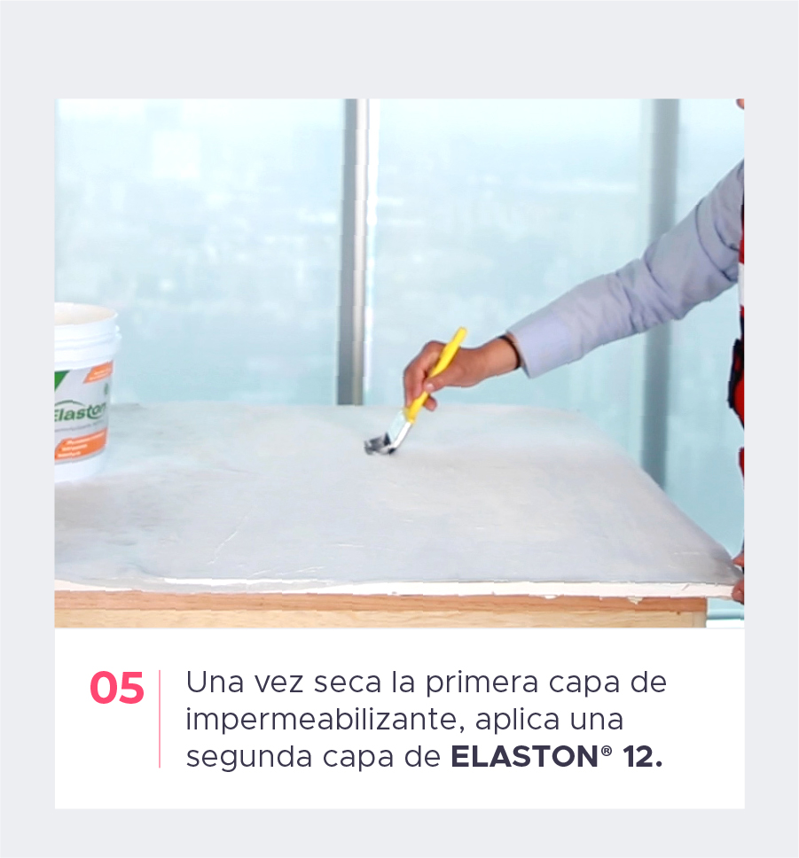 Una vez seca la primera capa de impermeabilizante, aplica una segunda capa de ELASTON® 12.
