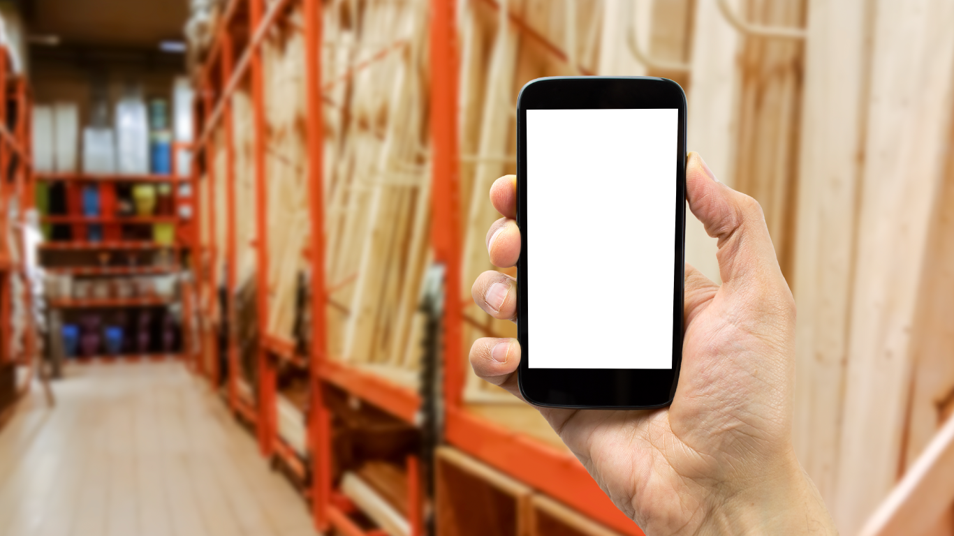 Imagen ilustrativa de una persona con su celular revisando cómo vender en línea materiales para construcción