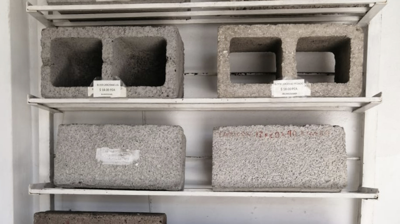 Fotografía de blocks ordenados en un mostrador de una casa de materiales con su respectiva clave