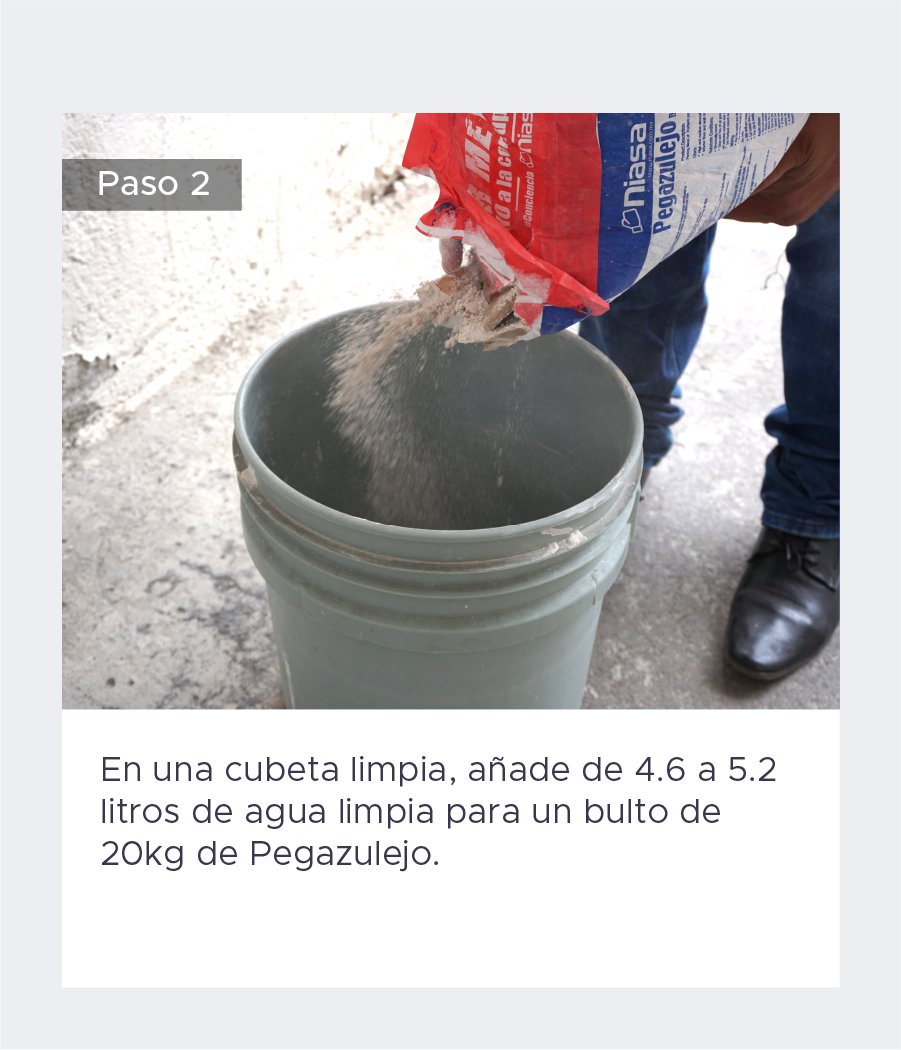  En una cubeta limpia, añade de 4.6 a 5.2 litros de agua limpia para un bulto de 20kg de Pegazulejo.