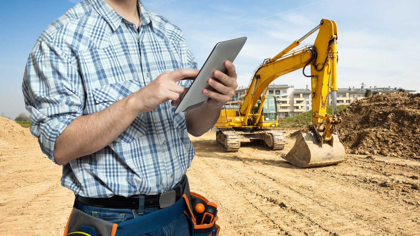 Imagen de una persona dedicada a la construcción viendo una venta de materiales para construcción en una tableta eléctronica