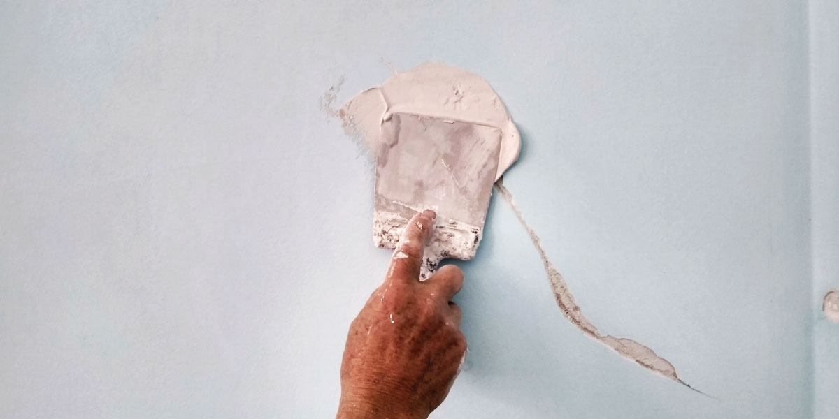 Fotografía de la reparación de grietas en paredes con mortero base cemento