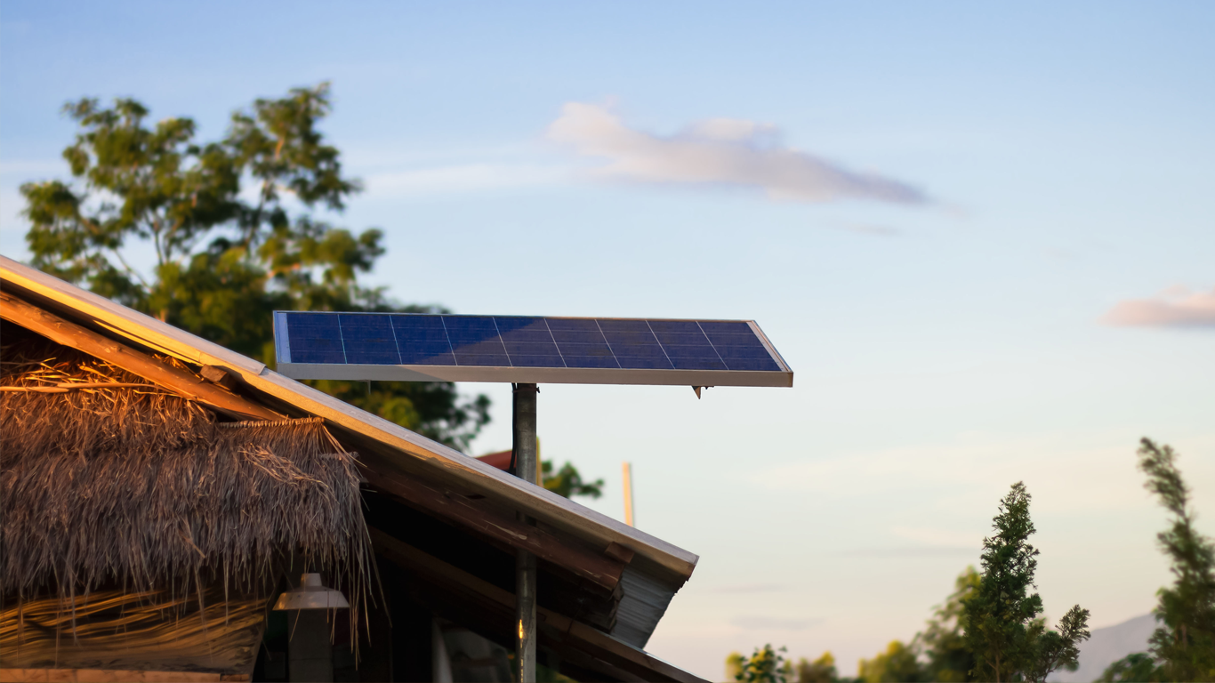 Imagen de un panel fotovoltaico sobre el techo de una vivienda sustentable