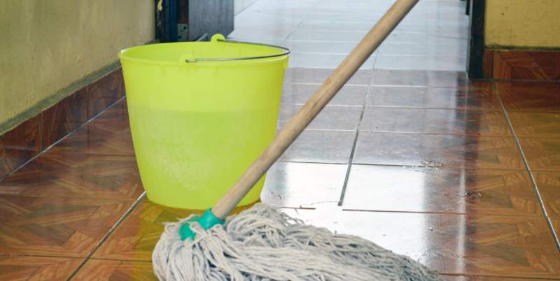 reutiliza el agua úsala para limpiar los pisos
