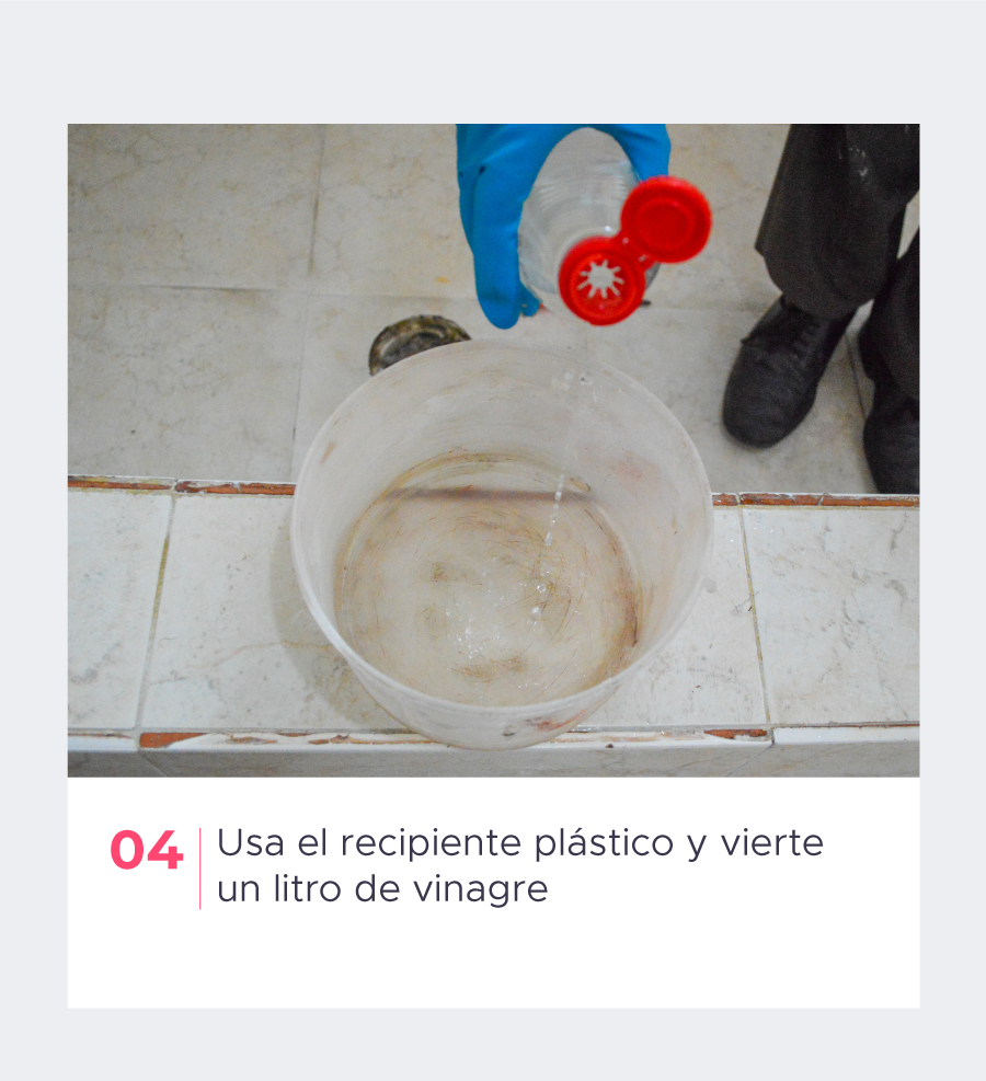 Usa el recipiente plástico y vierte un litro de vinagre