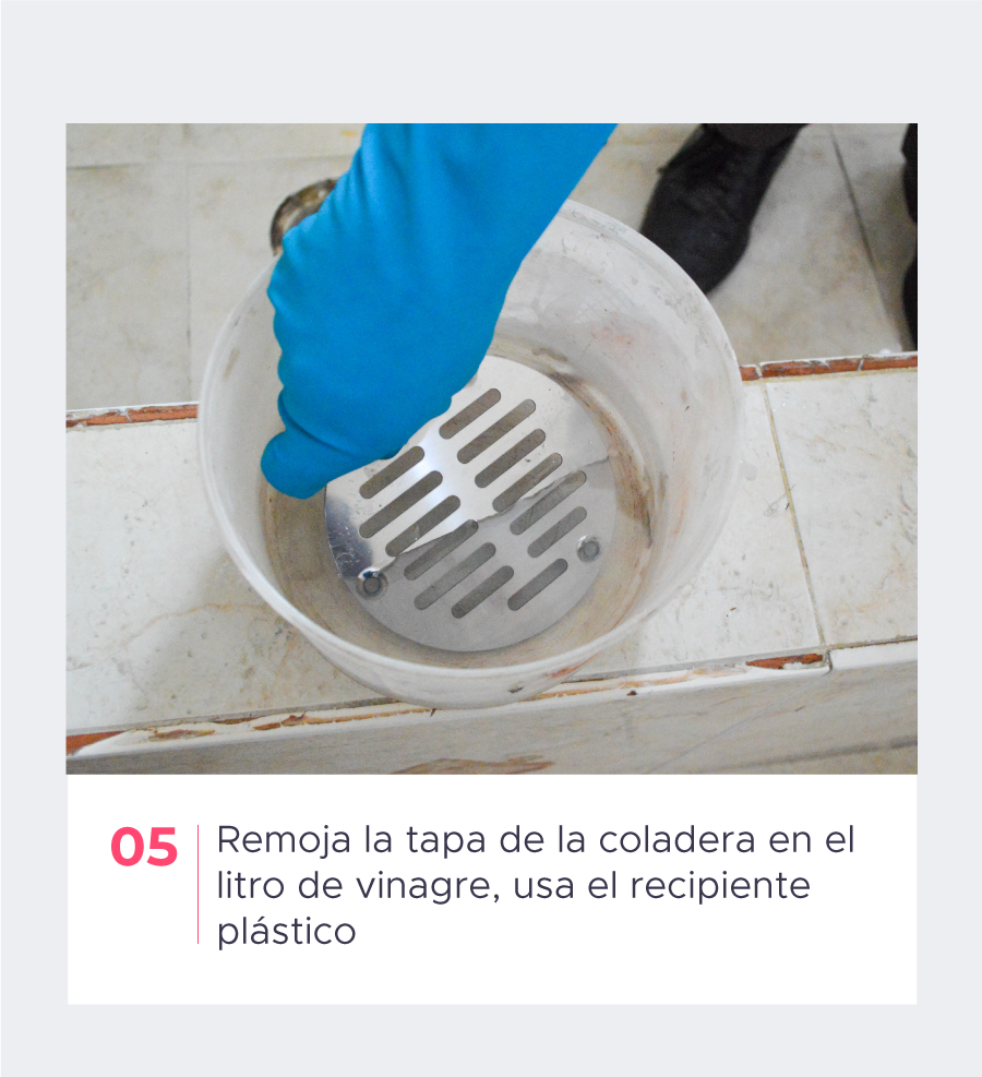 Remoja la tapa de la coladera en el litro de vinagre, usa el recipiente plástico