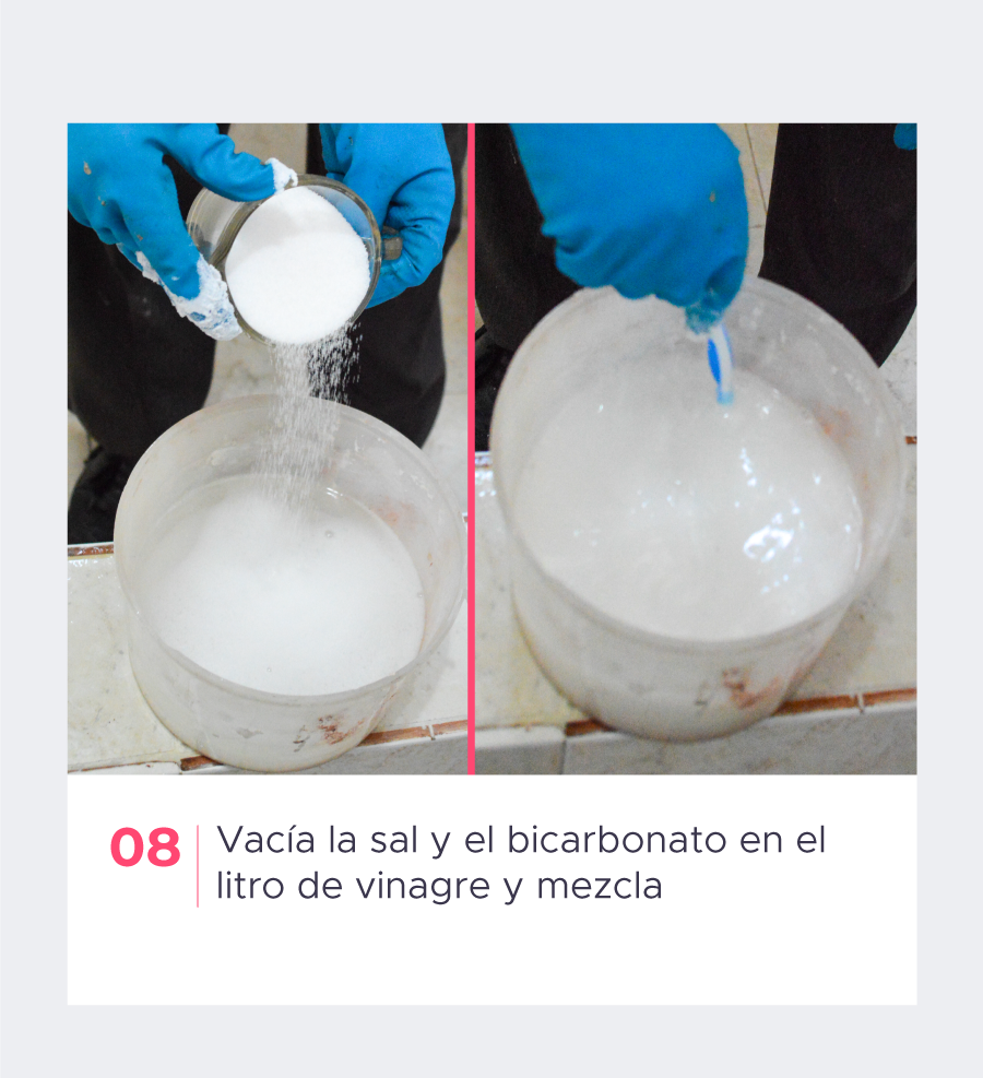 Vacía la sal y el bicarbonato en el litro de vinagre y mezcla
