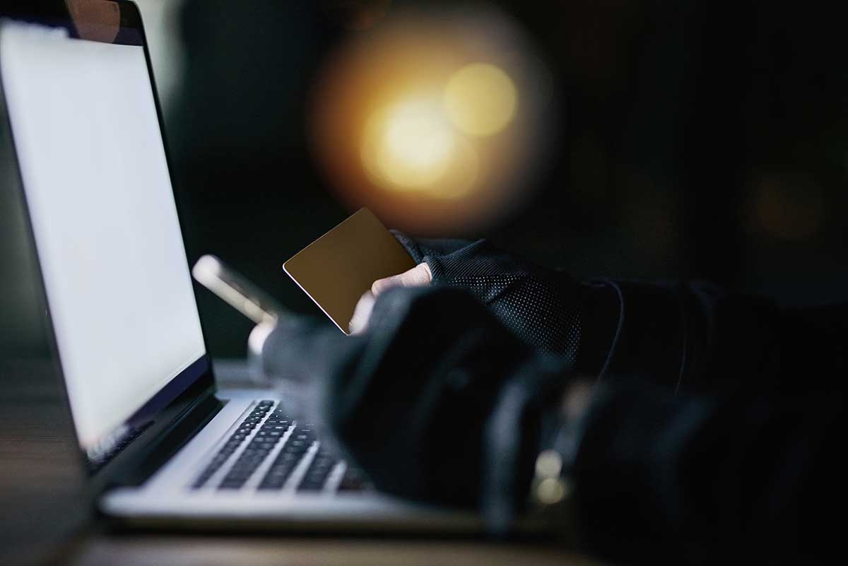 Imagen ilustrativa de una persona sacando datos para hacer fraudes financieros en línea