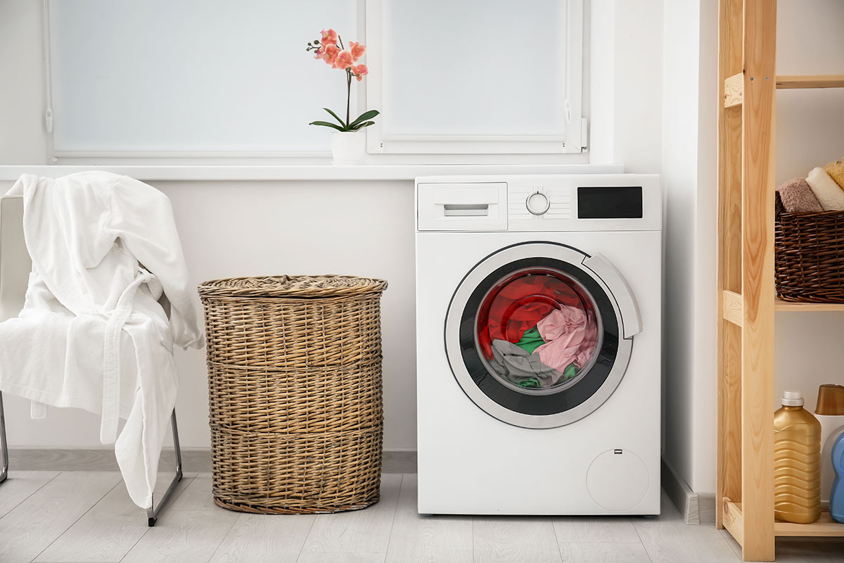 Ahorro de luz con aparatos electrodomésticos, foto ilustrativa de una lavadora en un cuarto de lavado